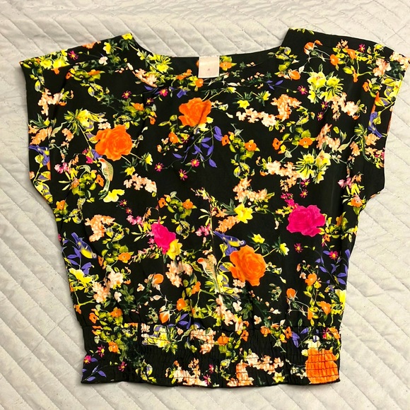 Beautiful black floral top! Size large, but fits well on a medium, too. - Picture 1 of 3